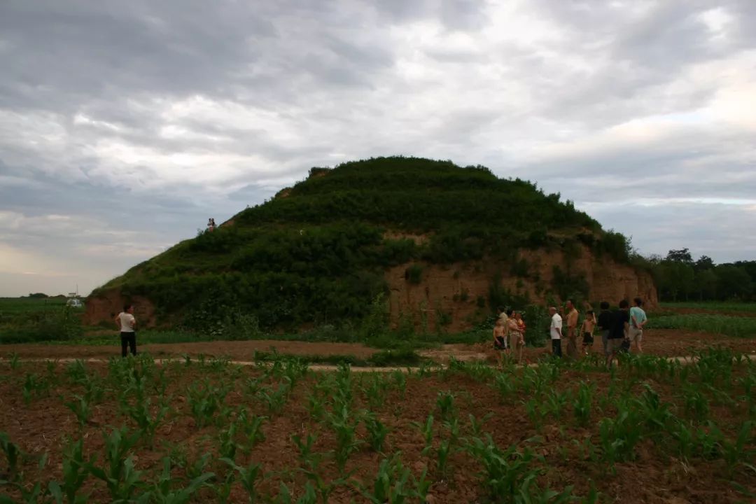 午夜时分，西安长安区一村子的古墓里突然发出一声巨响！而墓主人竟然是唐玄宗曾经最宠爱的女人，不是杨玉环