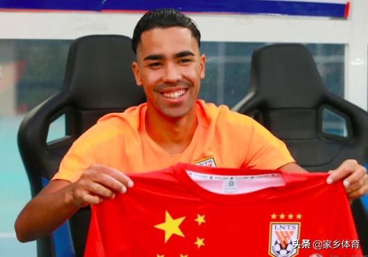 中超豪门官宣葡国天才入籍，高举五星红旗，却闹中国足球最大乌龙