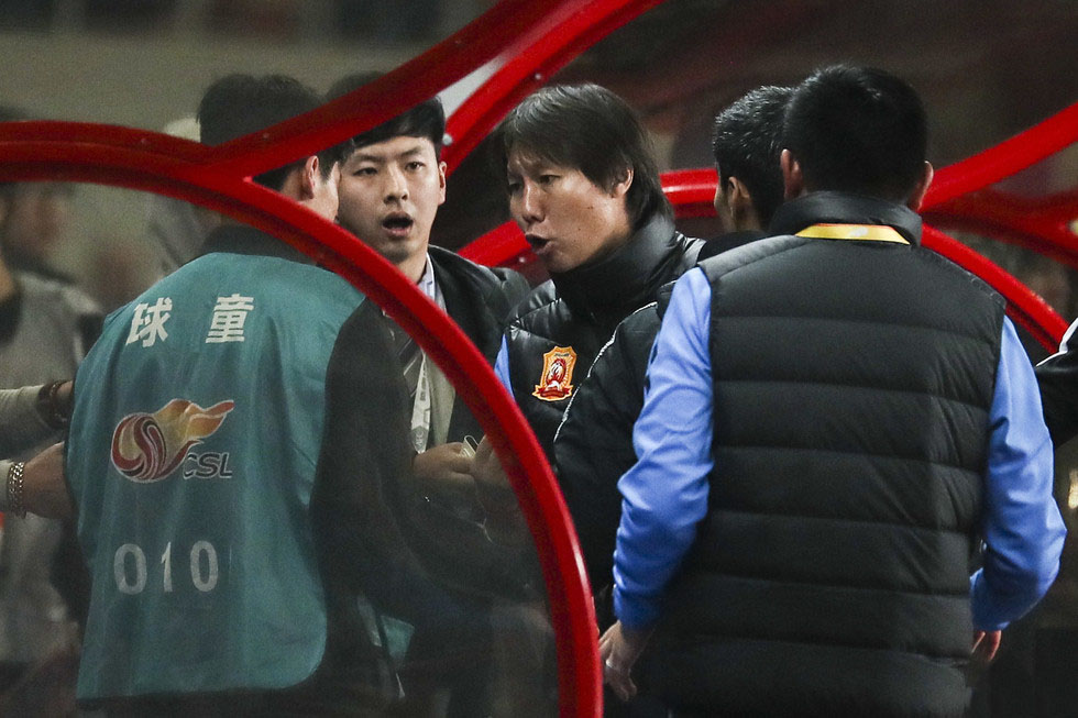 上港主教练哈维尔怒推球童,上海上港最近发生的事