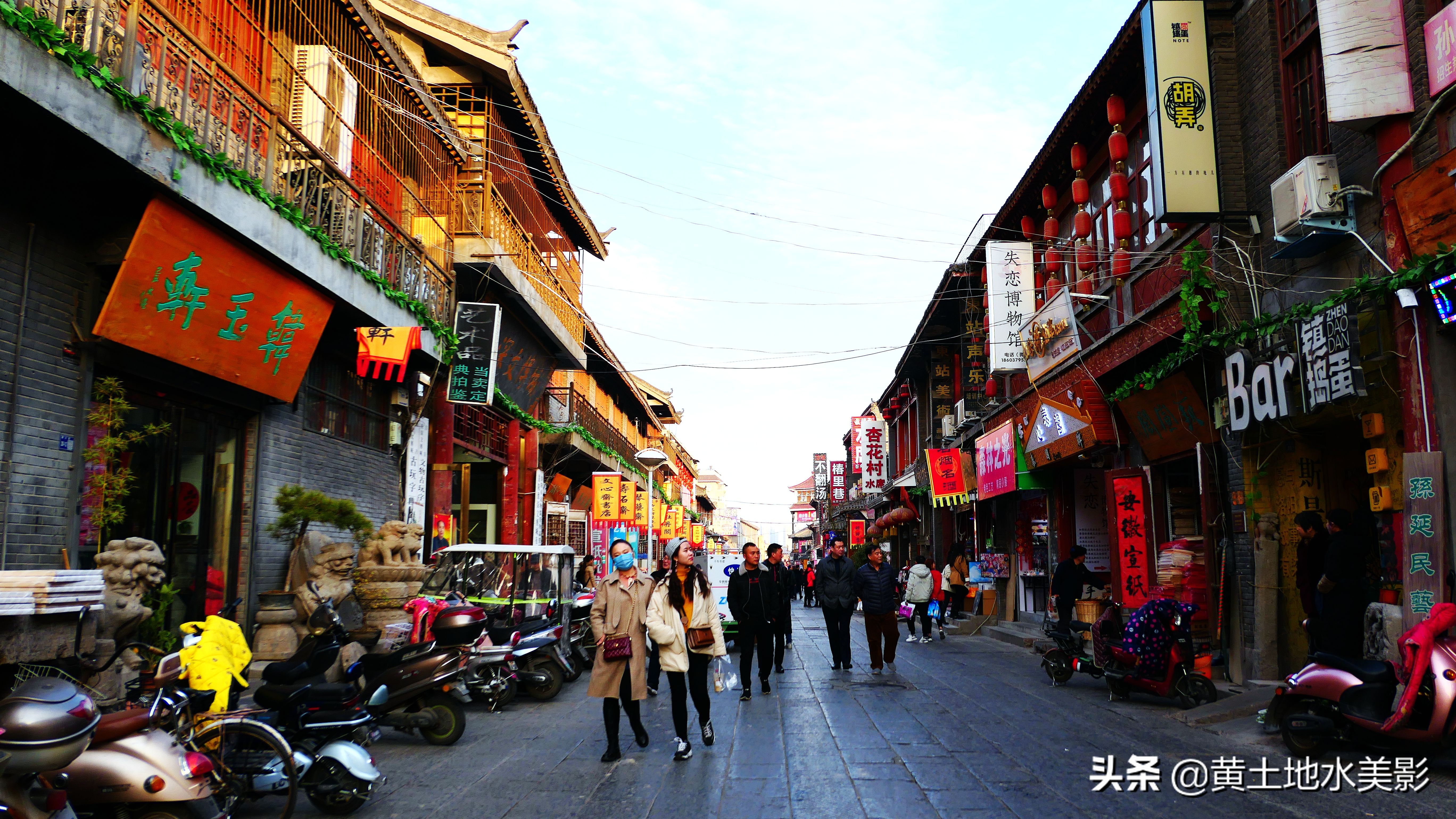 一群鸽子绕鼓楼盘旋,一家老外吃在洛阳,漫步在洛阳老城的街上