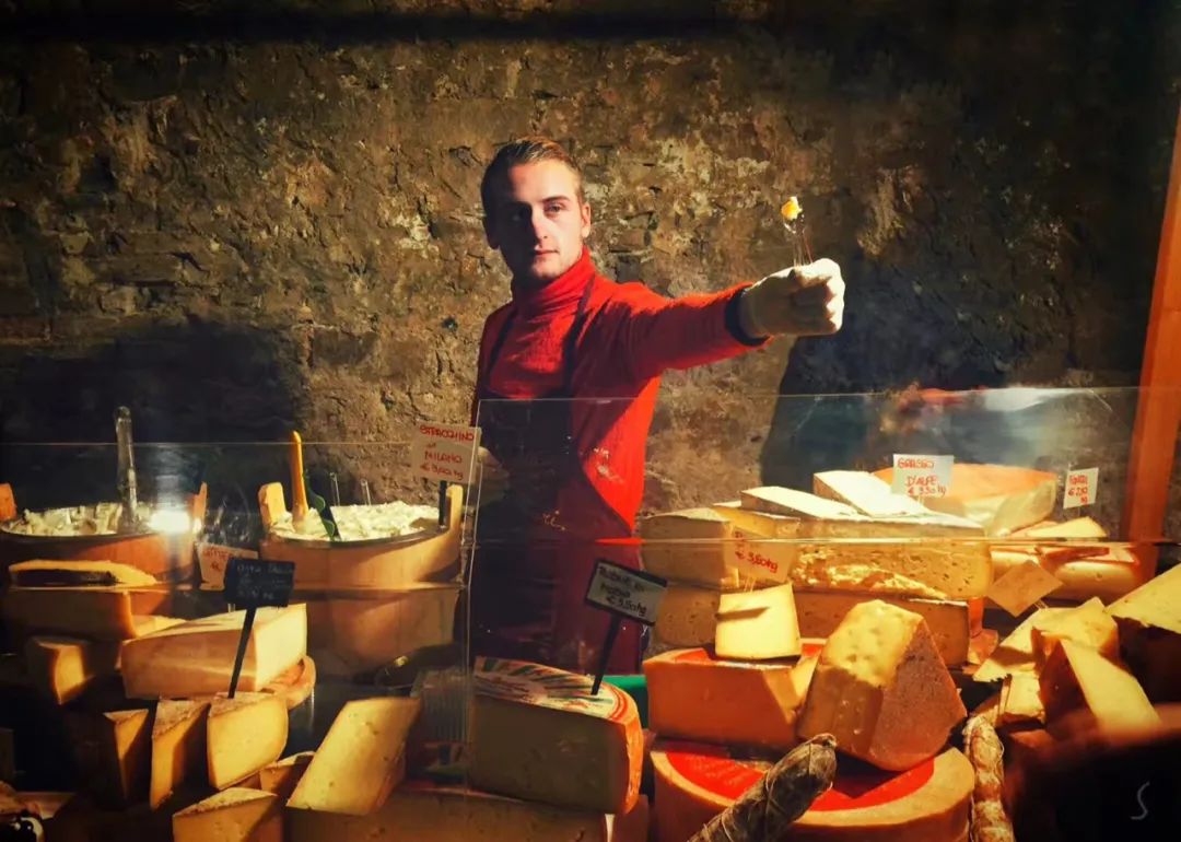 万人定闹钟早起云约早饭，为了去世界各地摆摊卖小吃做准备