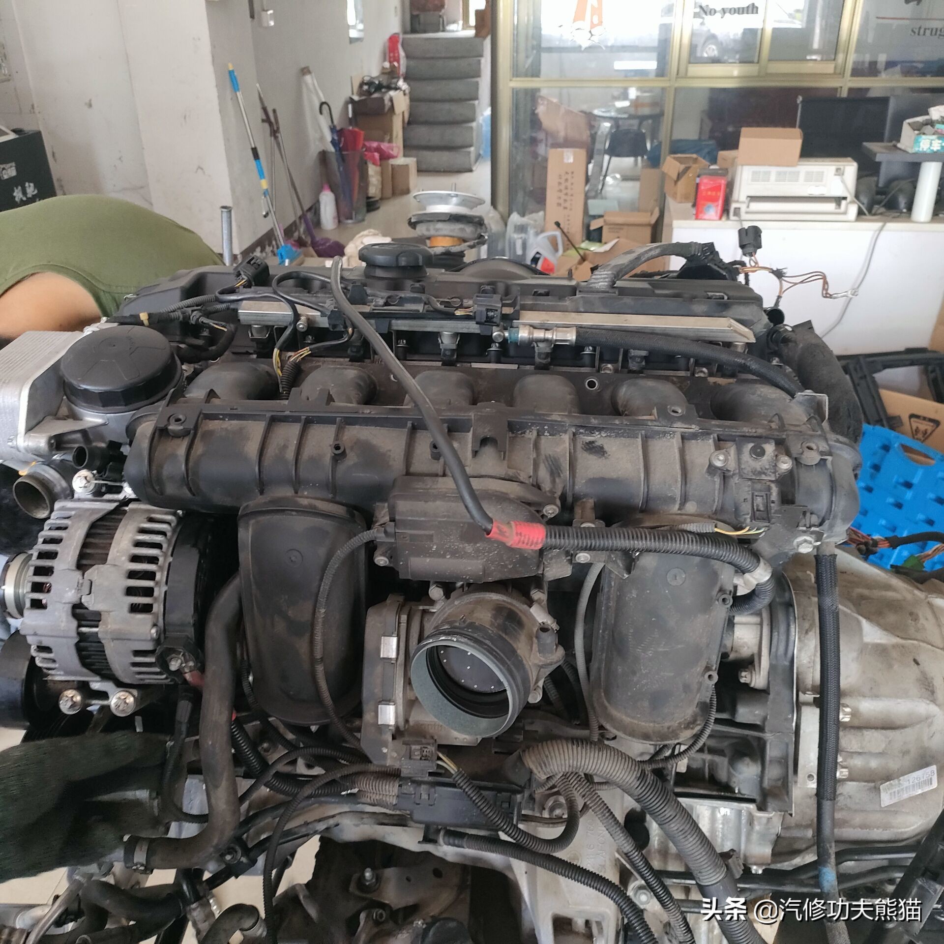 宝马e90325i2007款,宝马e90漏机油通病