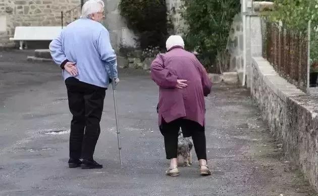 152名老人被骗8年却觉得无比快乐,世界上最伟大套路