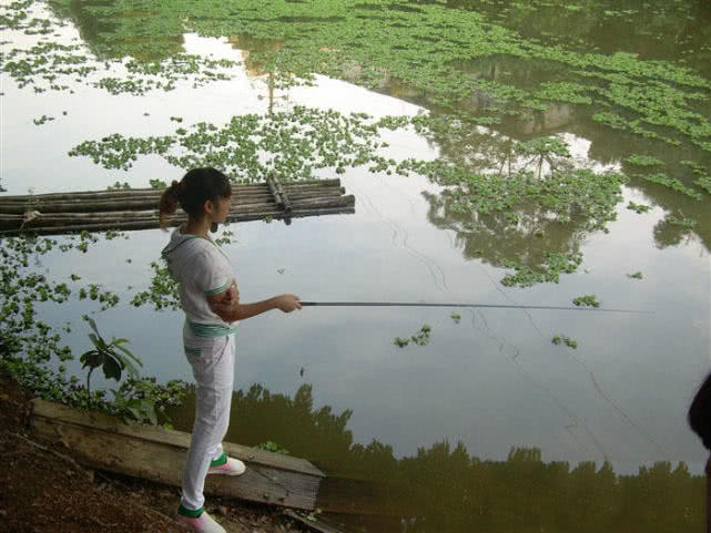 一个骑摩托车的钓鱼人，还真不是为了钓鱼