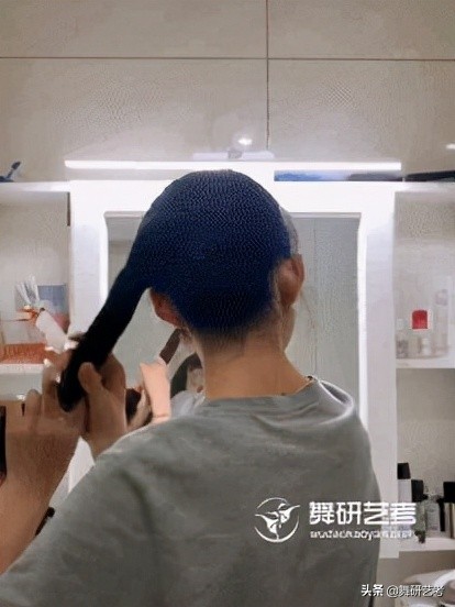 速度收藏，不会盘头？舞蹈生4种不同的盘头方法，快快学起来