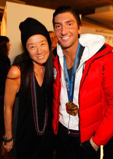 “婚纱女王”王微微近照曝光,年过七旬保养得当,身材纤细似少女