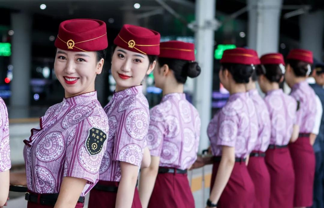 哇!他们的新制服正式亮相啦