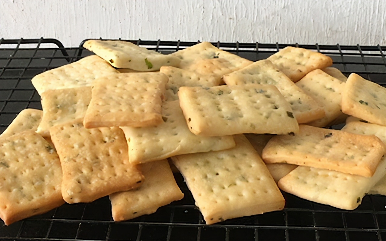 自制葱盐小饼干,咸香芝士苏打饼干