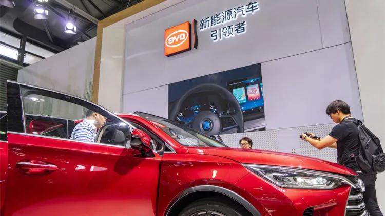 实地探访：华为卖车第一天，体验店变4S店