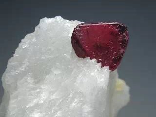 各种宝石原石的种类图片大全,高清彩色宝石原石图片大全