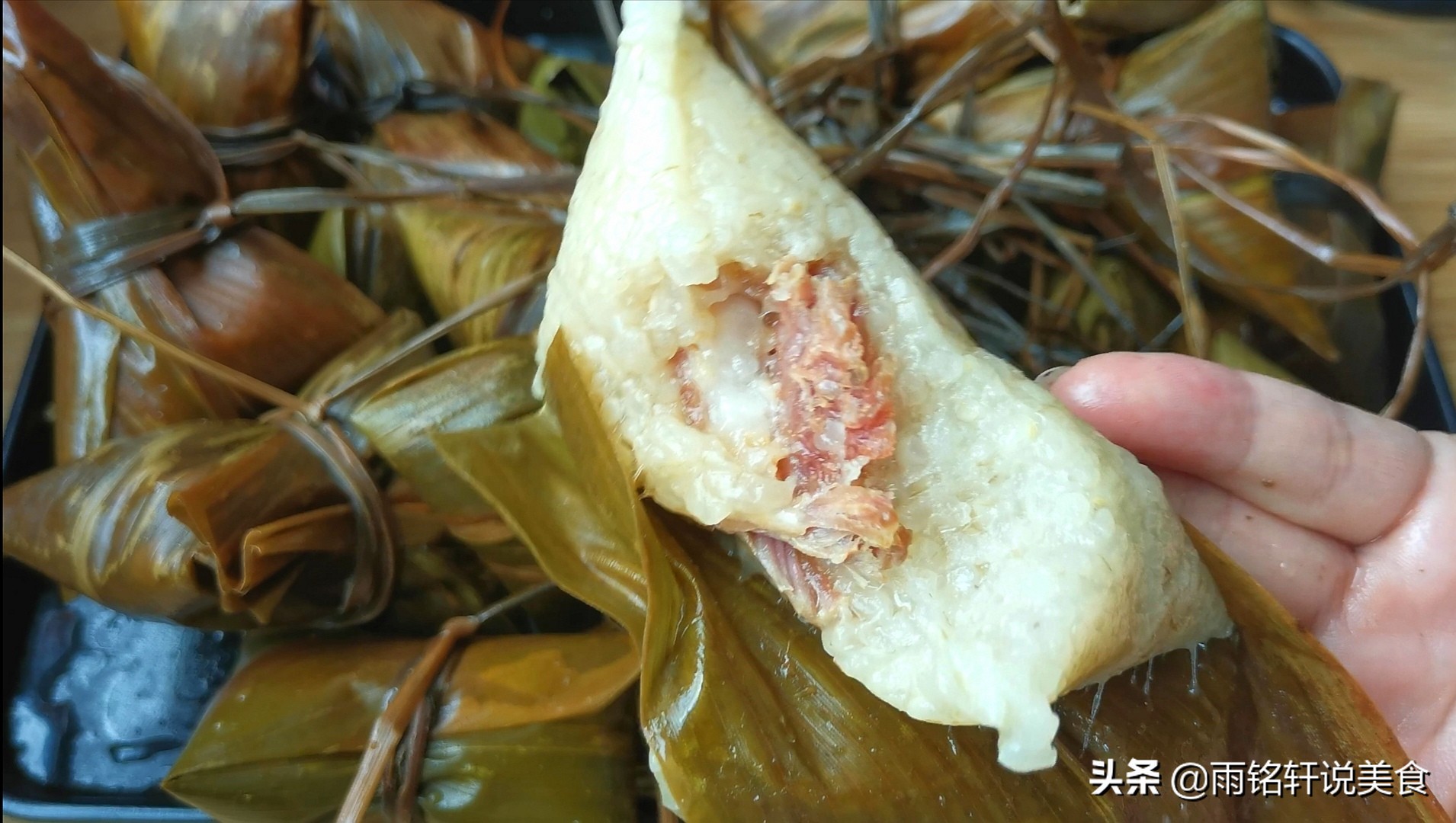 手把手教你包肉粽子，还不会的都看看，学会包给家人吃，咸香软糯