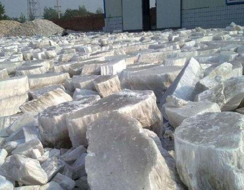 猪饲料里的钙用什么最好,养猪最省钱的猪饲料