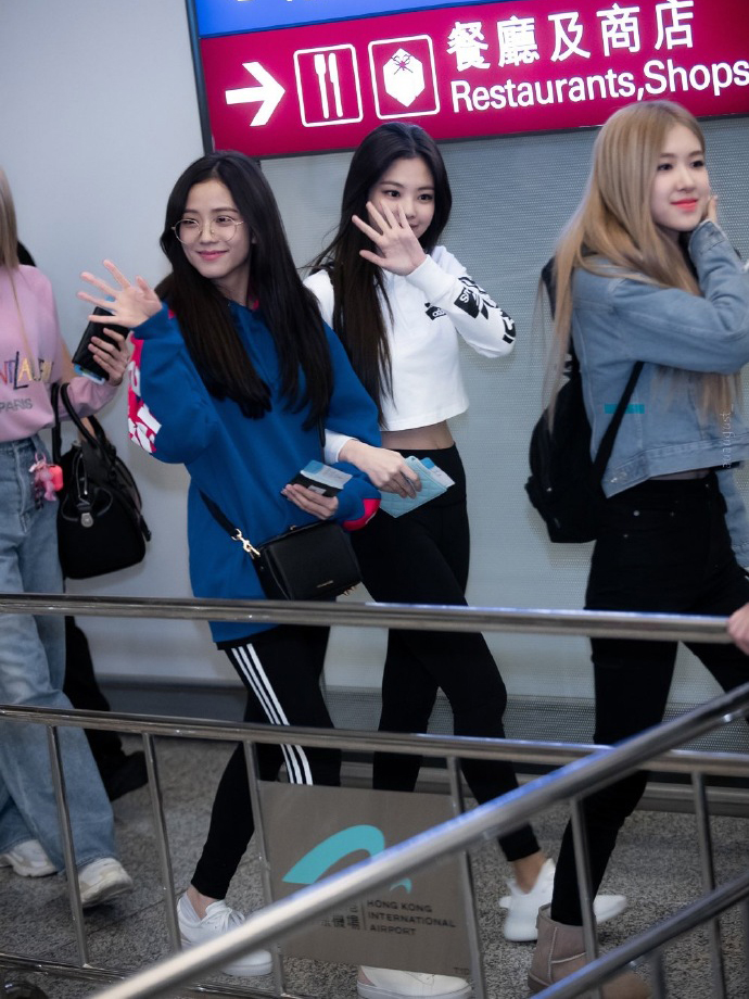 blackpink女团中的蓝色半肩衣,韩国女团blackpink是什么风格