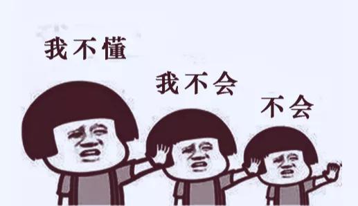 被告：嘿，我在工地做工没有在家，我也来不了法院！法官：好的,麻烦开下门，我就在你家门口！