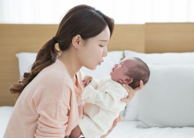 婴儿漾奶时的正确处理方法,新生儿漾奶和吐奶怎么处理