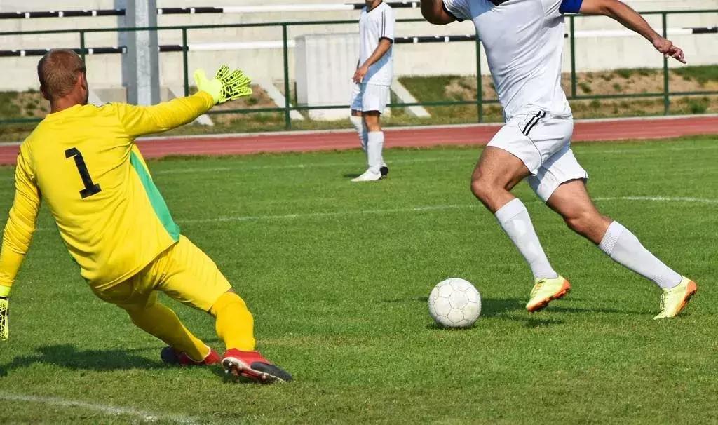 足球英语soccer与football区别,英式足球是soccer还是football