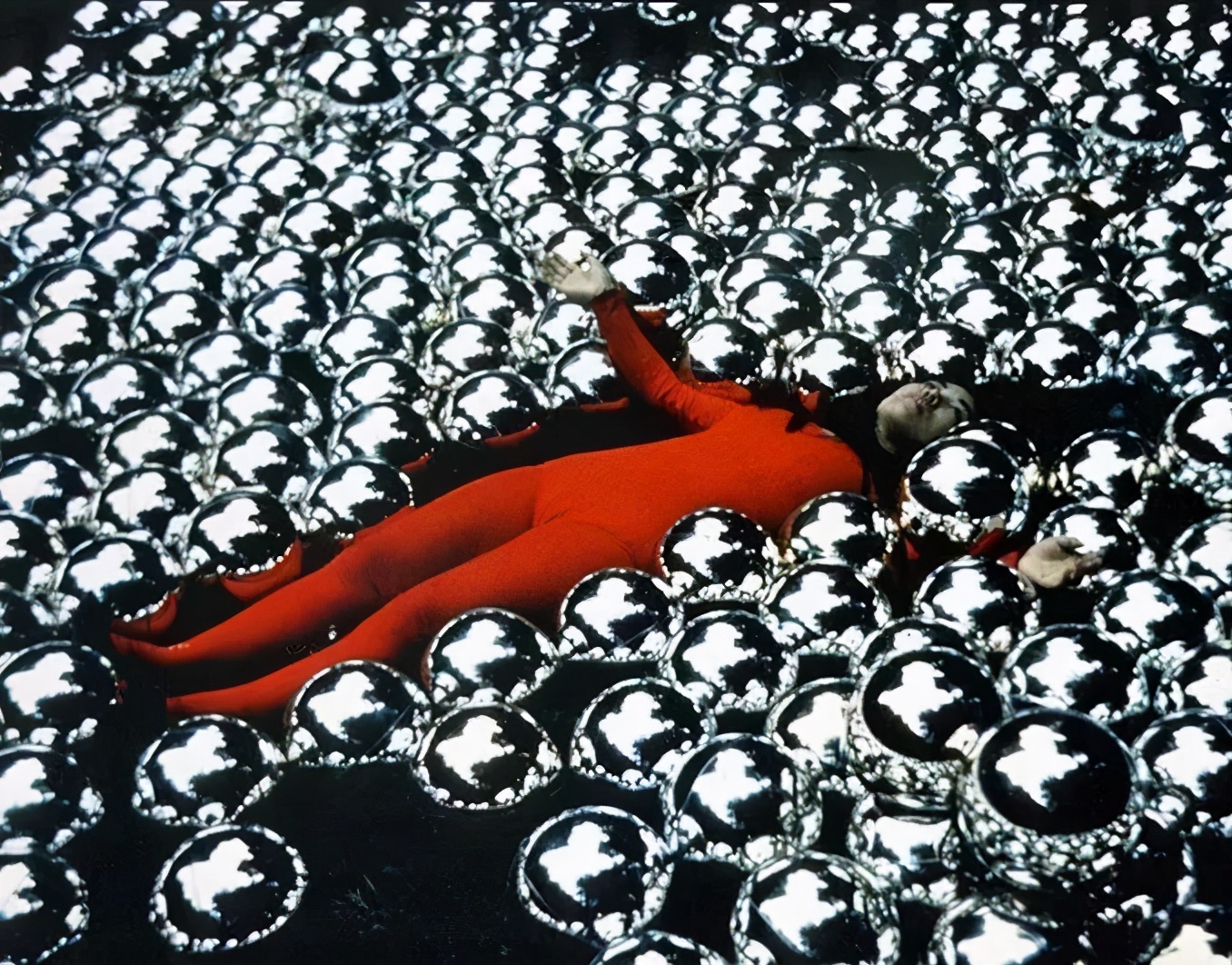 90岁女艺术家，身价几十亿，独居精神病院43年：艺术一半是情色，一半是幻想