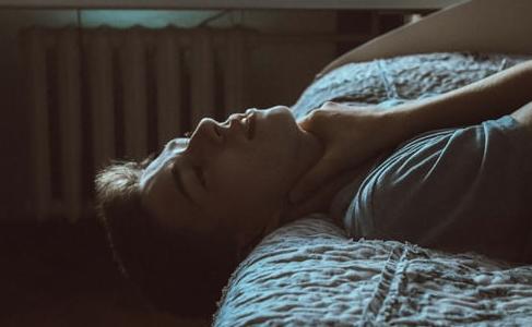 睡梦中好像被人掐住脖子说不出话,我在睡觉的时间被人打了怎么办