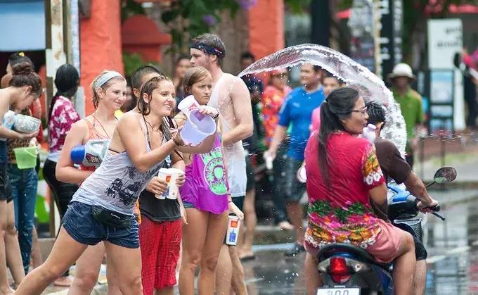 泰国泼水节爆发枪战,泰国泼水节