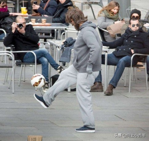 球星扮老人踢球全集,球星扮老人踢球