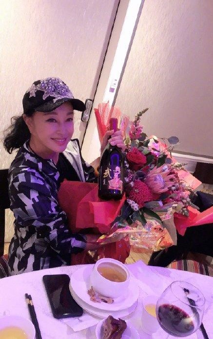 刘晓庆67岁生日照片,刘晓庆今年的相片