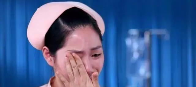 八小时不换卫生巾血和尿混一起的女孩，我们欠她们一个“情人节”