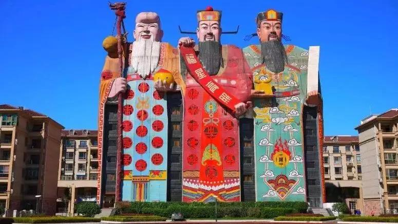 从荆州关公到贵州女神：中国建筑为啥越建越大、越建越土？