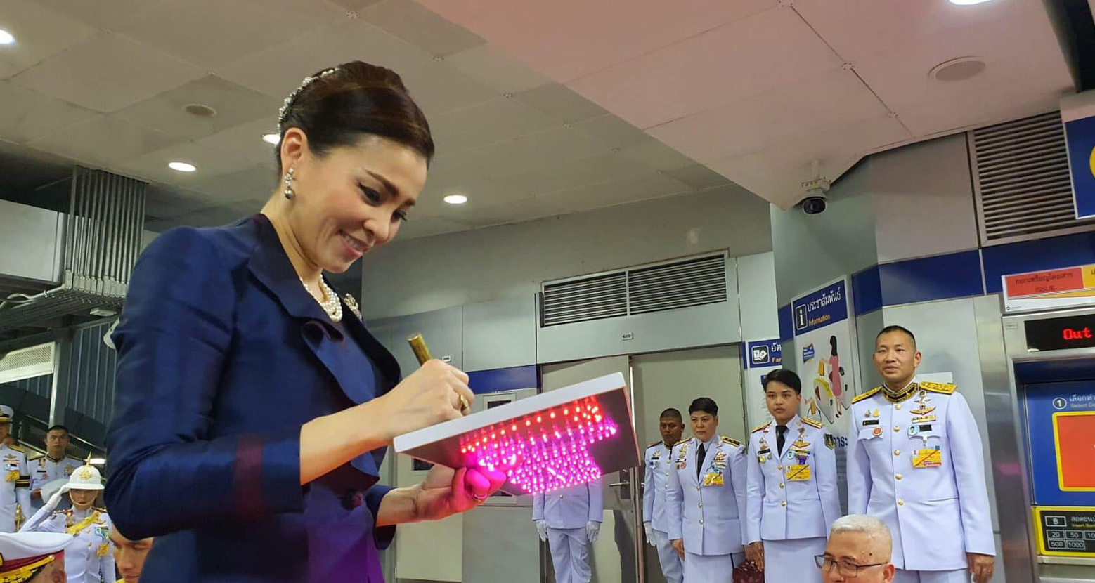 泰国人民很爱国王,拿着国王的签名激动万分,拉玛十世很是欣慰