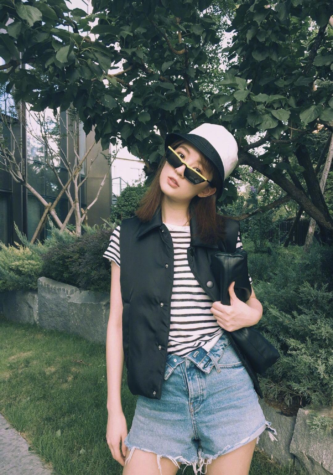 乔欣穿搭上的变美思路,乔欣身穿粉色抹胸缎面公主裙