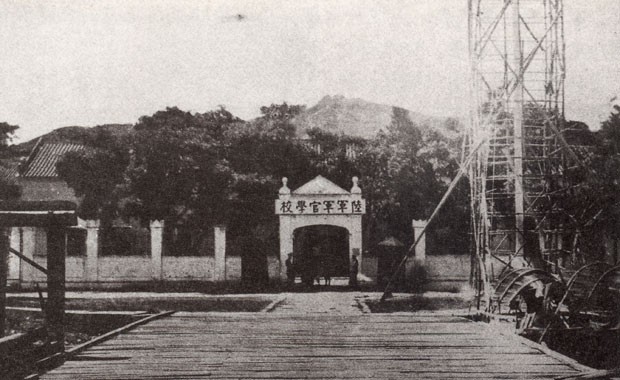 84岁老太跳入冰河救小孩,84岁老太跳冰河救孩子