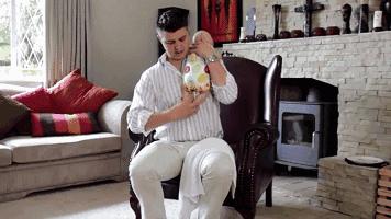 两个月新生儿爱哭,新生儿两个多月哭闹的原因是什么