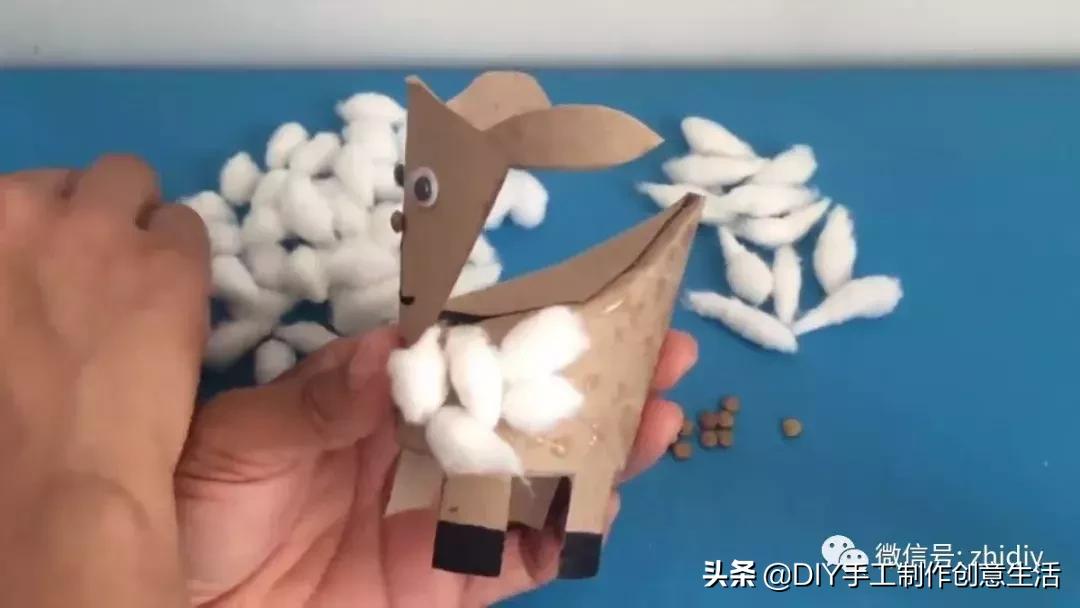 用白纸做个可爱的咩咩羊,用纸折一个可爱的小山羊