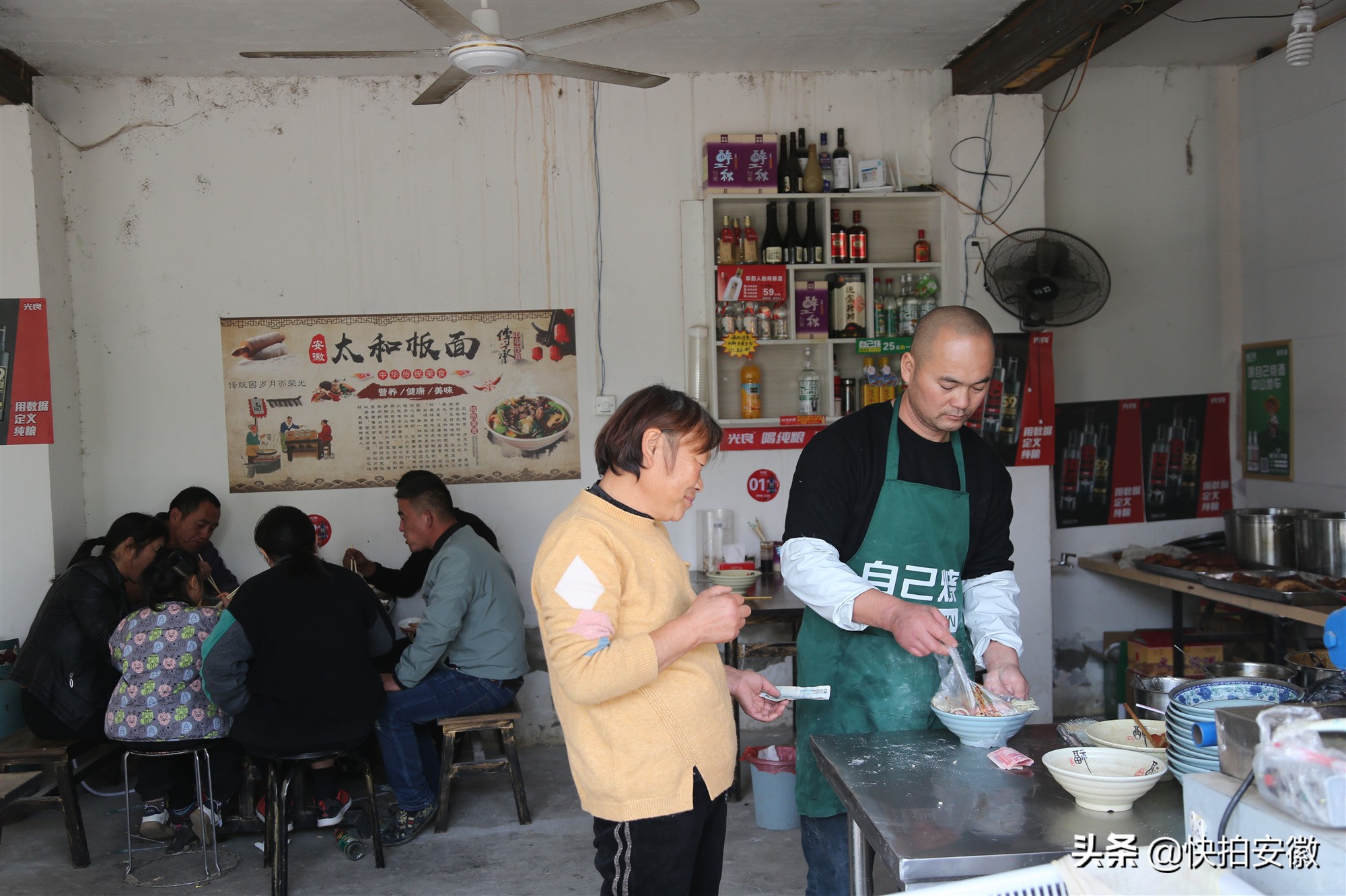 男子用铁锤练功致手变形，妻称是自残，功成后开手工面馆生意爆棚