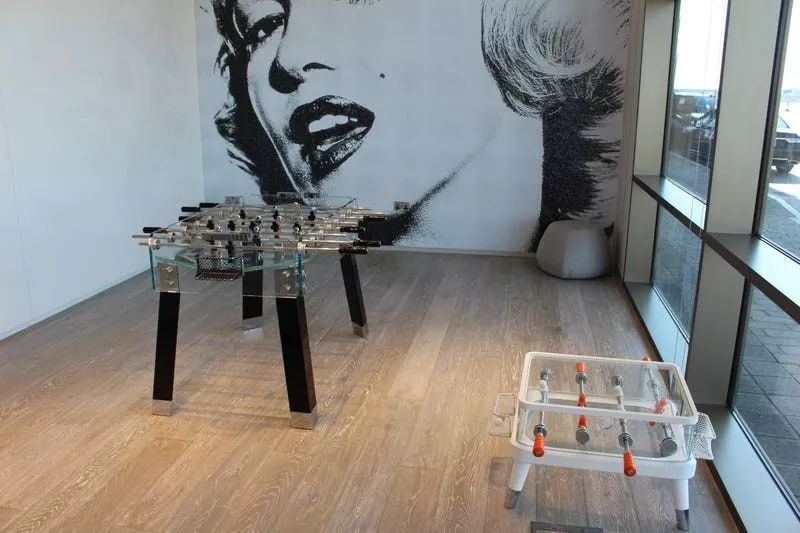 迪拜机场豪华VIP私人候机楼,还可试驾布加迪威龙,简直壕气冲天