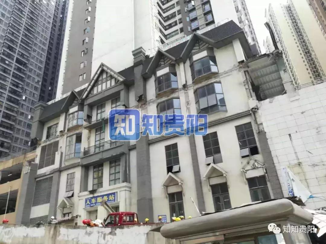 路灯杆突然倒塌两辆车不慎被砸中,半山小镇车祸事件