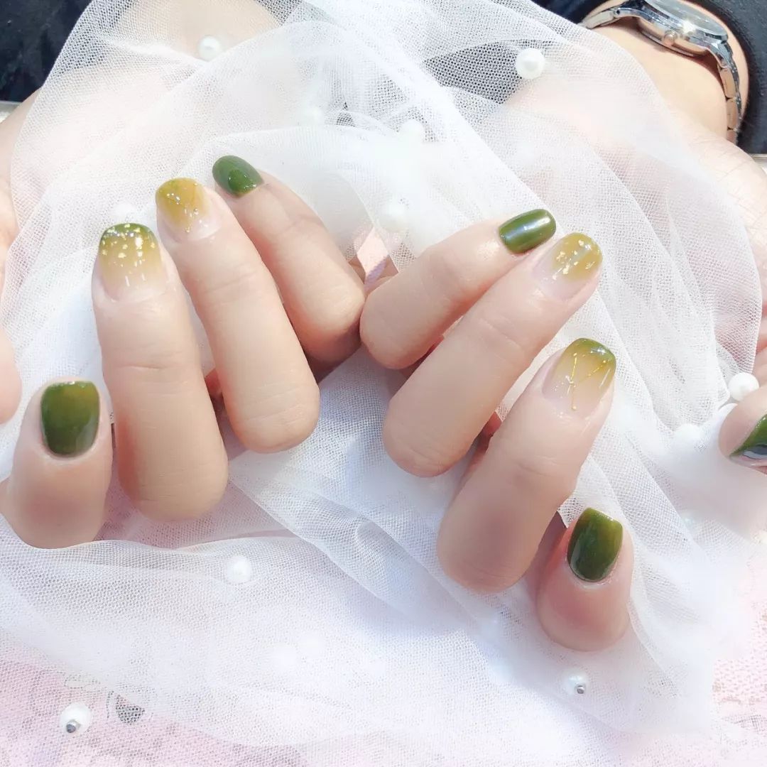 美甲什么颜色显得花哨好看,儿童美甲推荐不花哨