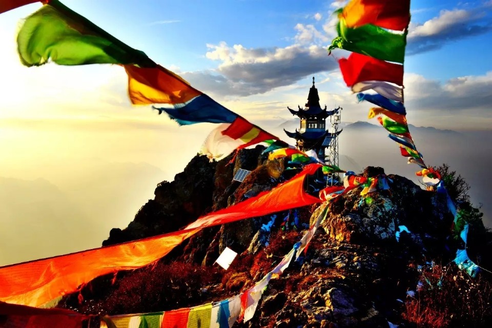 莲花山上莲花寺,莲花山普宁山顶