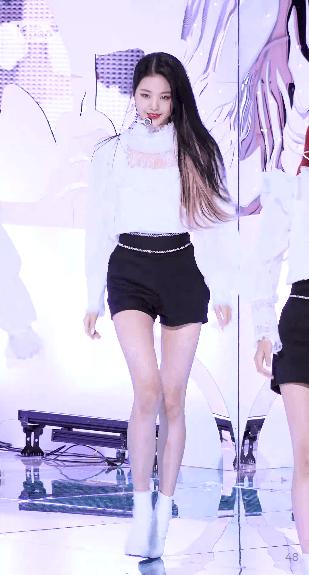 南韩“纯欲天花板”！16岁の新晋腿精！这个妹妹绝了