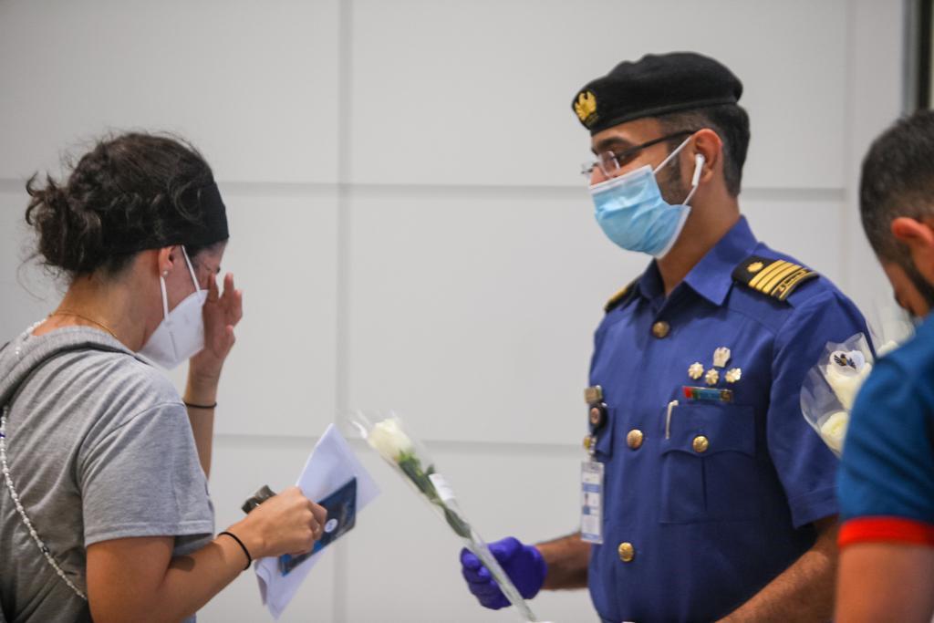 迪拜机场用鲜花欢迎黎巴嫩旅客，黎巴嫩乘客收到白玫瑰和一封信