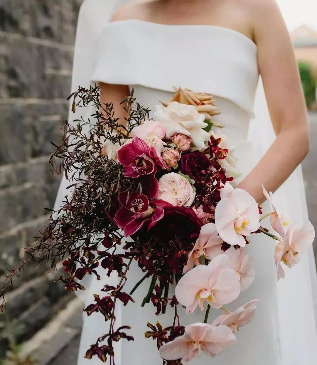 花要不要经常换水,花材正确处理方式及日常养护