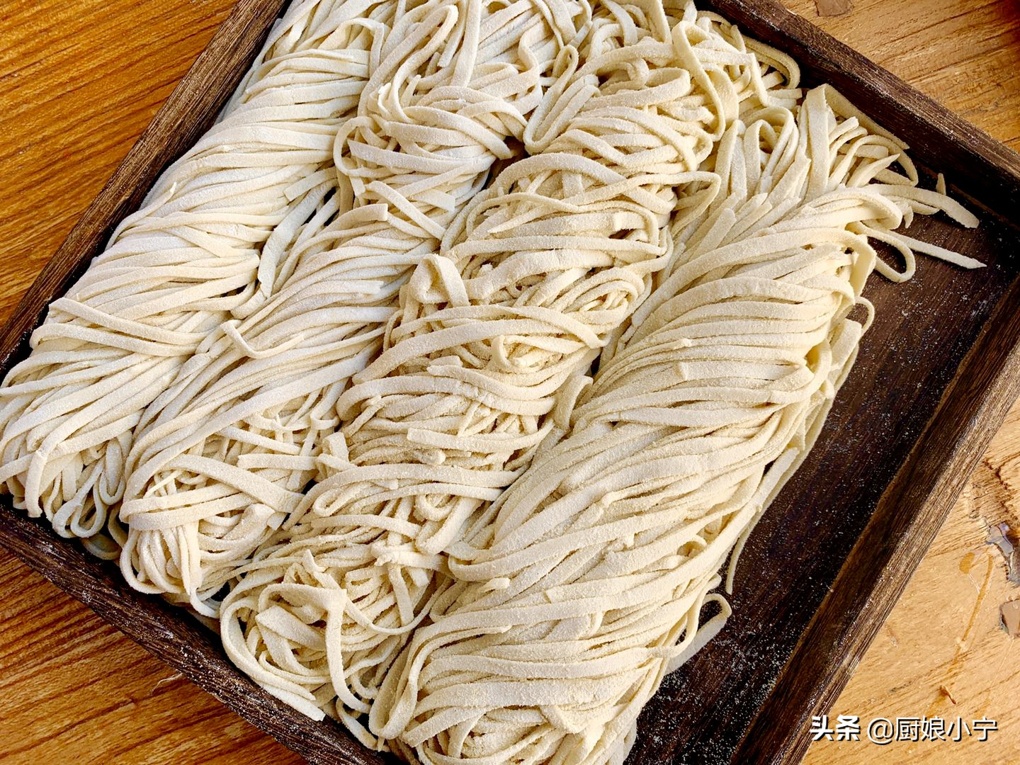 手擀面爽滑劲道有妙招，这样做不断不糟不发硬，北方老一辈做法