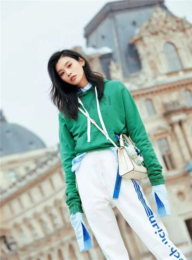 脸偏黄显老该怎么挽救,皮肤偏黑黄穿什么颜色显白