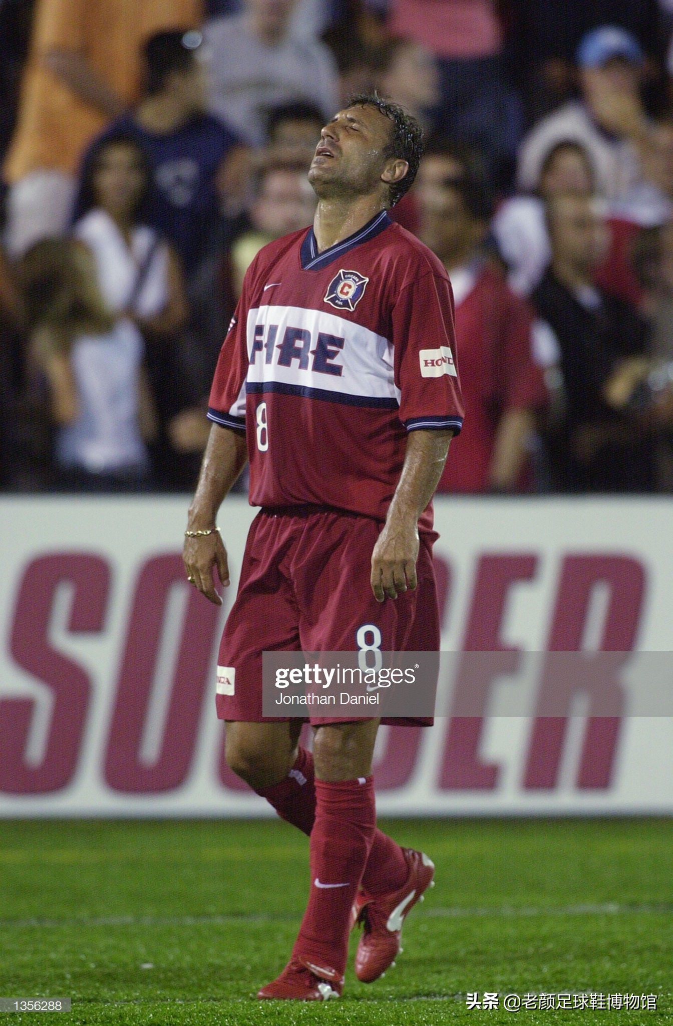 被终身禁赛的共产主义球王，最痛恨皇马的巴萨巨星曾经当过炊事员