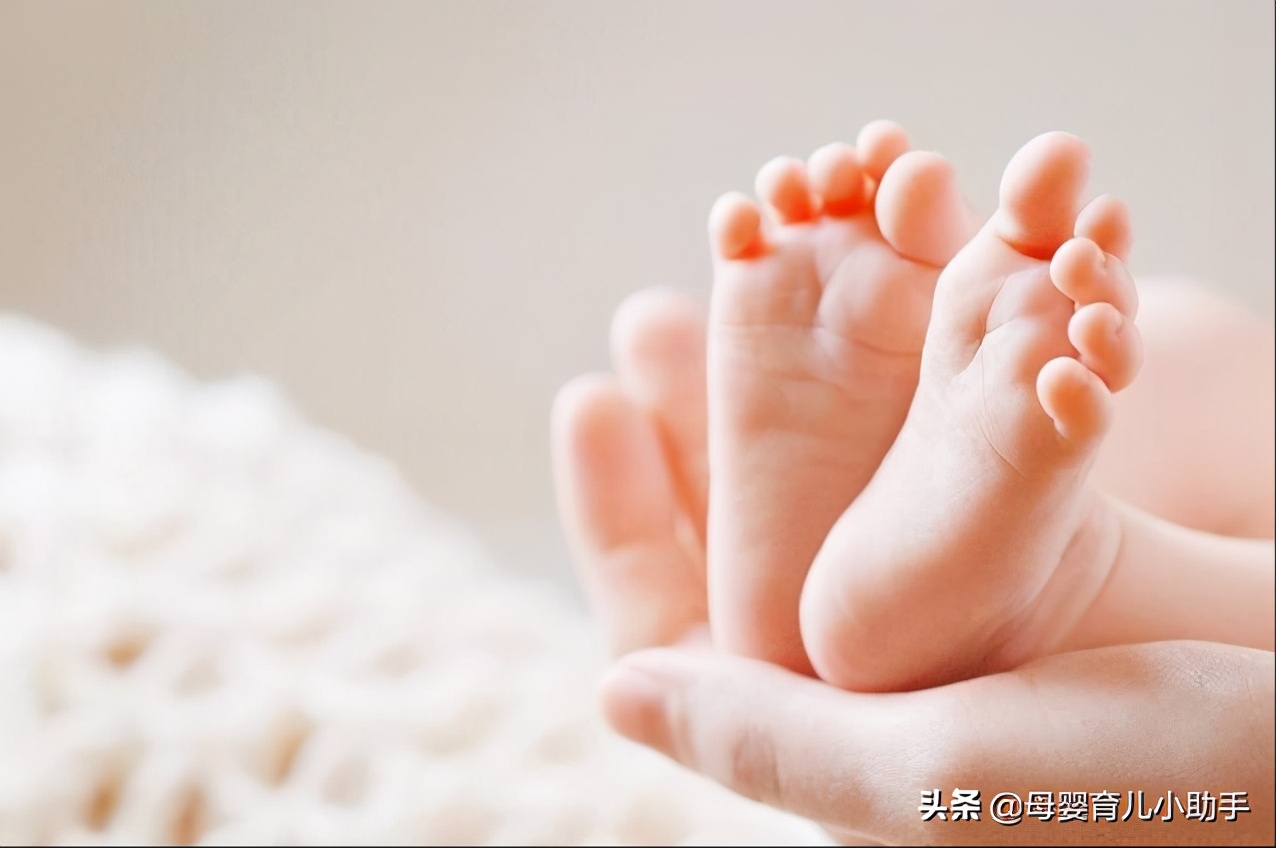 宝宝抱着睡放下醒妈妈想的好办法,宝宝抱着睡一放下就哭