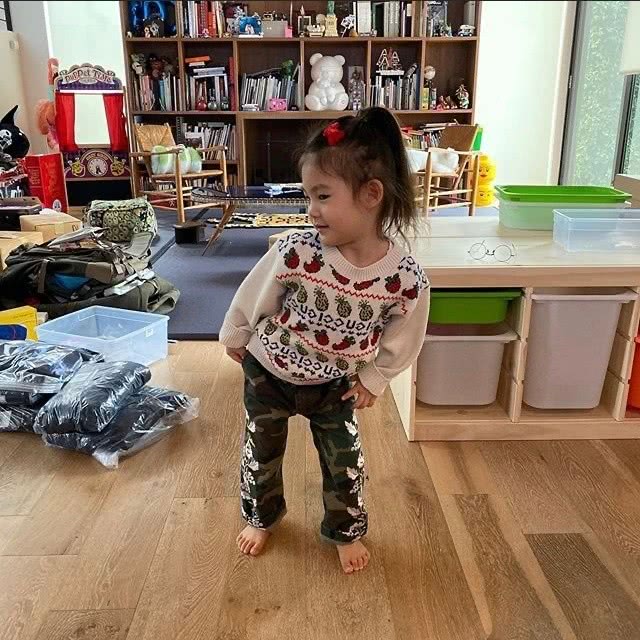 陈冠希晒女儿侧颜照睫毛,陈冠希晒女儿旗袍照