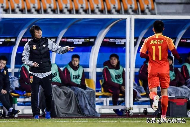 姜至鹏飞踹日本球员搞笑视频,姜至鹏中国足球比赛视频