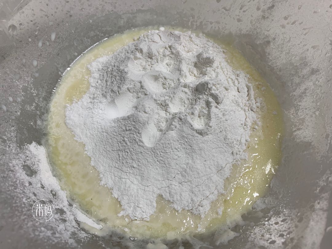 糯米粉这样做真好吃筷子一搅,只用牛奶和鸡蛋做蛋糕和糯米粉