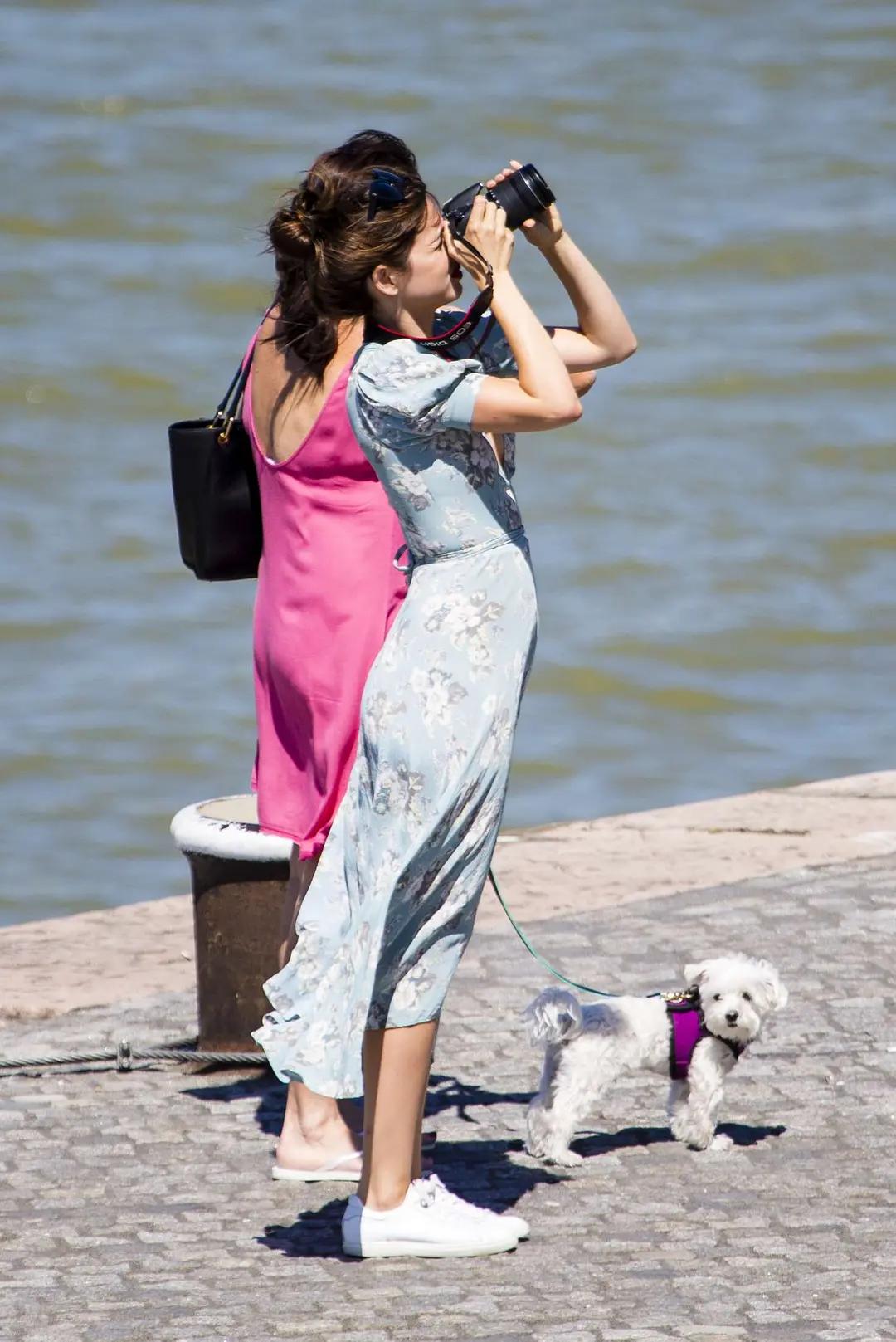 没1米7也能穿出大长腿，与大本甜蜜街拍不断，安娜心机造型学起来