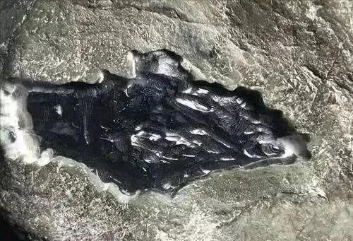 88万玻璃种原石,168万买原石一刀切出蛛网裂