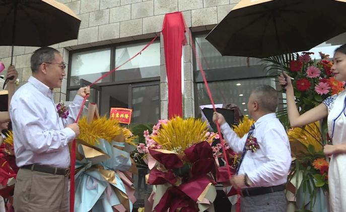 打着雨伞排着队!南充嘉陵昨天开业的这家医院竟然这样受欢迎……